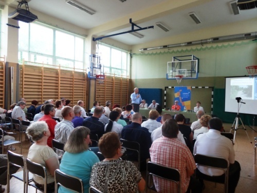 Infrastruktura drogowa i gospodarka odpadami  dominowały na spotkaniu prezydenta  z mieszkańcami południowego rejonu Legnicy